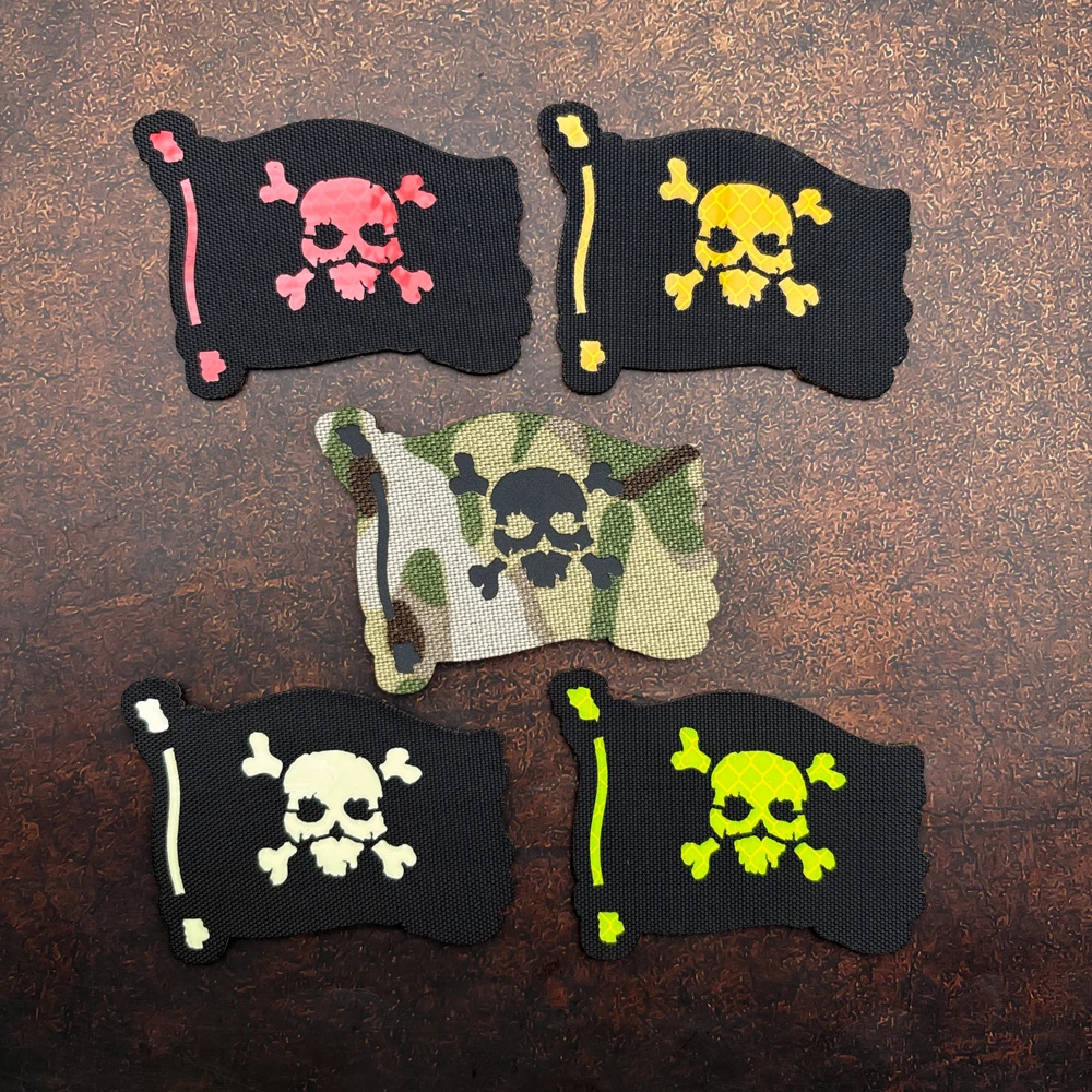Una bandera de calavera Ir reflectante, brillante, grabada con láser, parche para el pecho creativo personalizado, con efecto luminoso, con gancho en la parte posterior, adecuado para bolsos, mochilas, chalecos y parches bordados para ropa