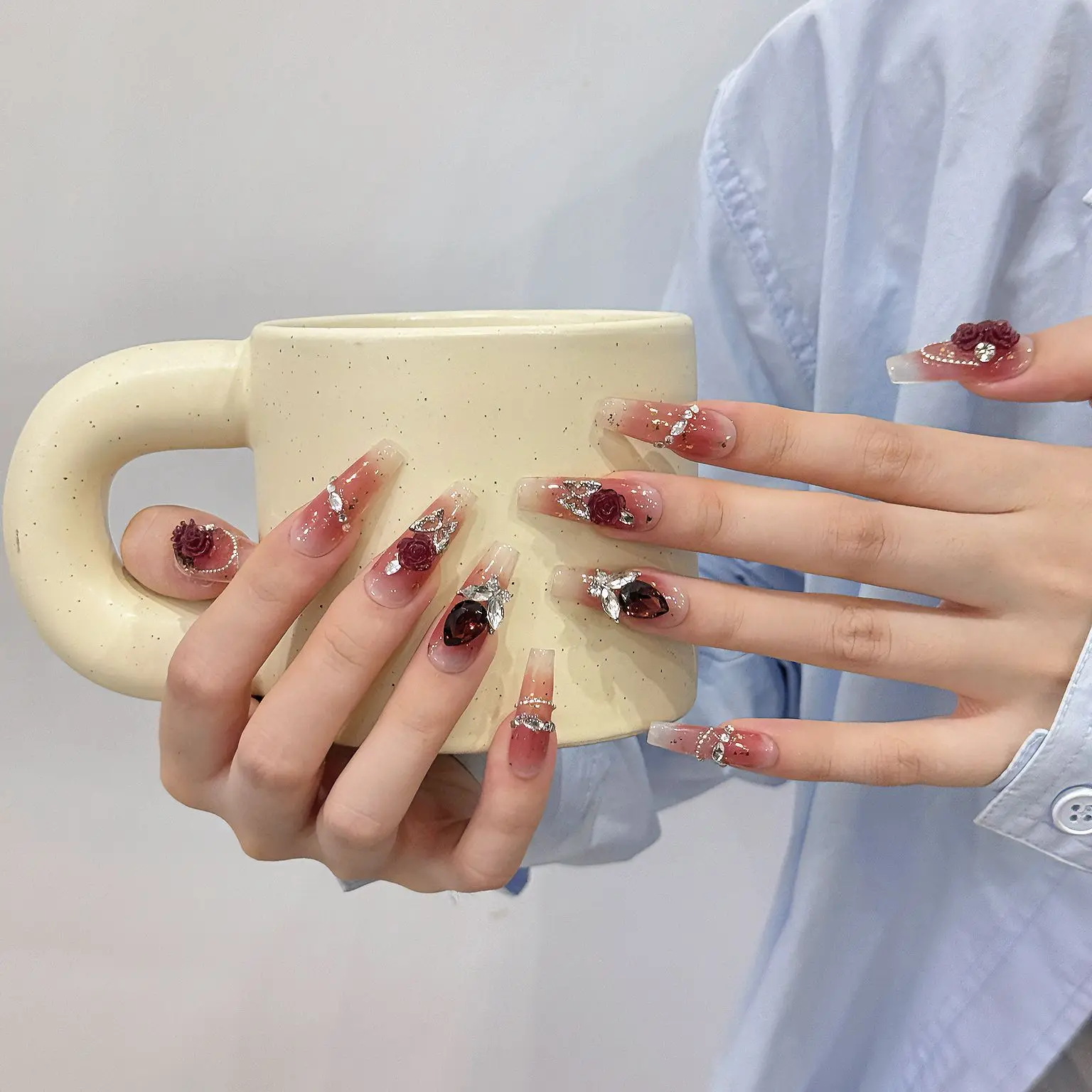 10 Stück erröten rote falsche Nägel langer Sarg handgemachte Presse auf Nägeln mit Blumen glitter Strass Designs tragbare Maniküre