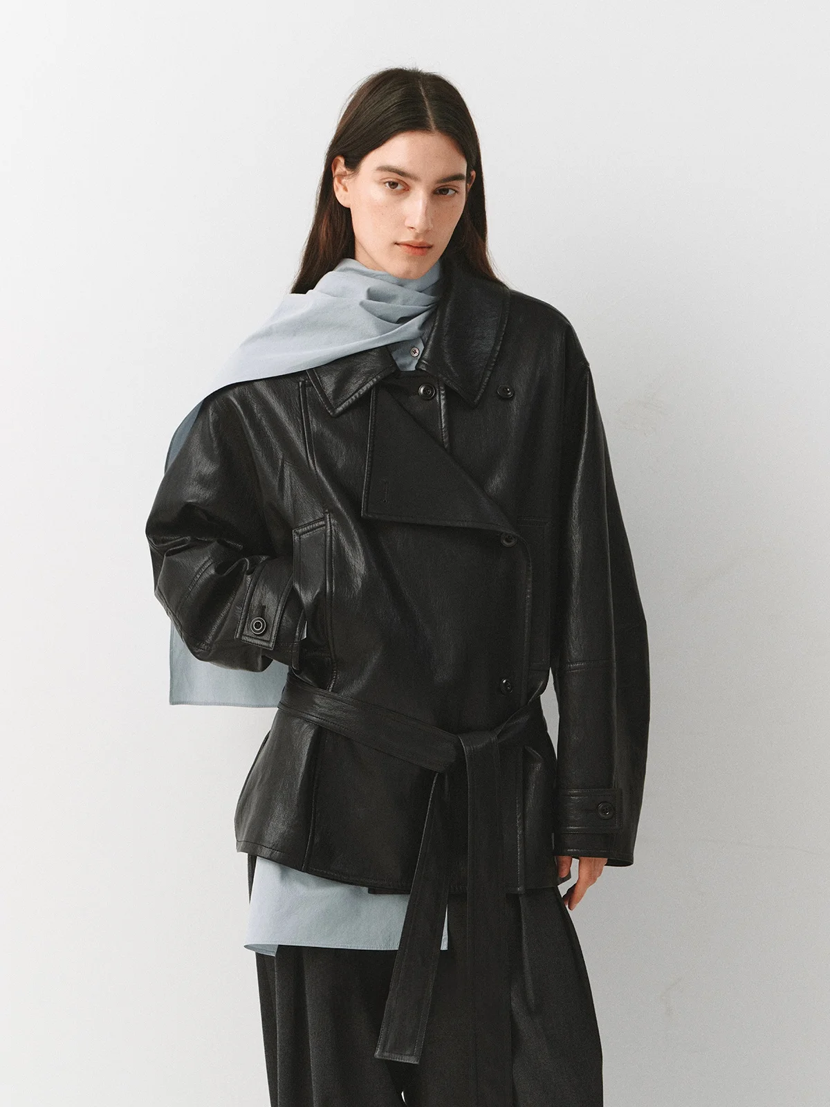 Praktyczna, dwuwarstwowa kurtka ze stójką, luźna, z imitacji skóry PU, wiatrówka, ciepła, dopasowana, z długim rękawem.