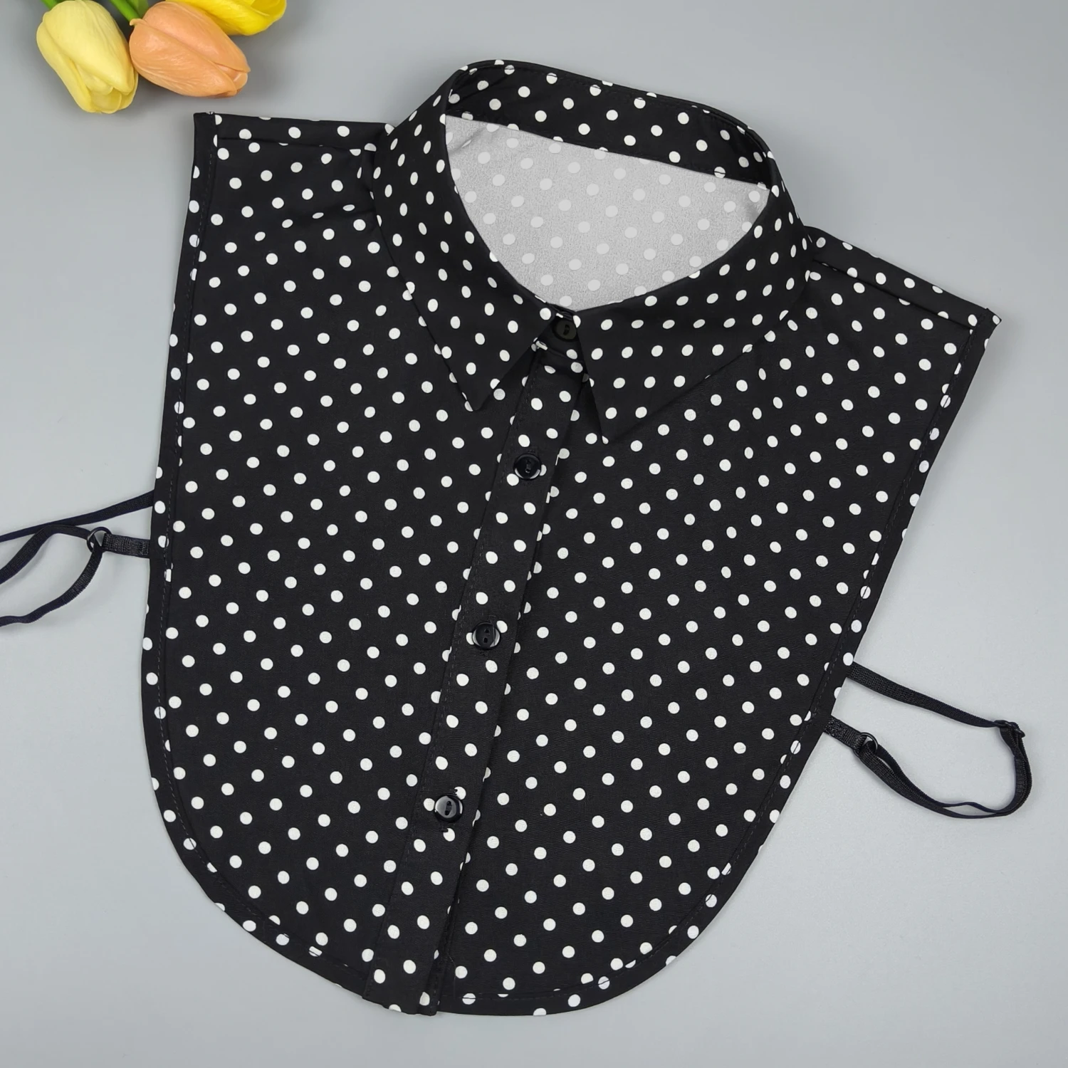 Polka-Dot-Kragen für Hemden. Es kann als dekoratives Element für Hemden, Pullover und Sweatshirts im Frühling und Sommer verwendet werden. – Detail 5