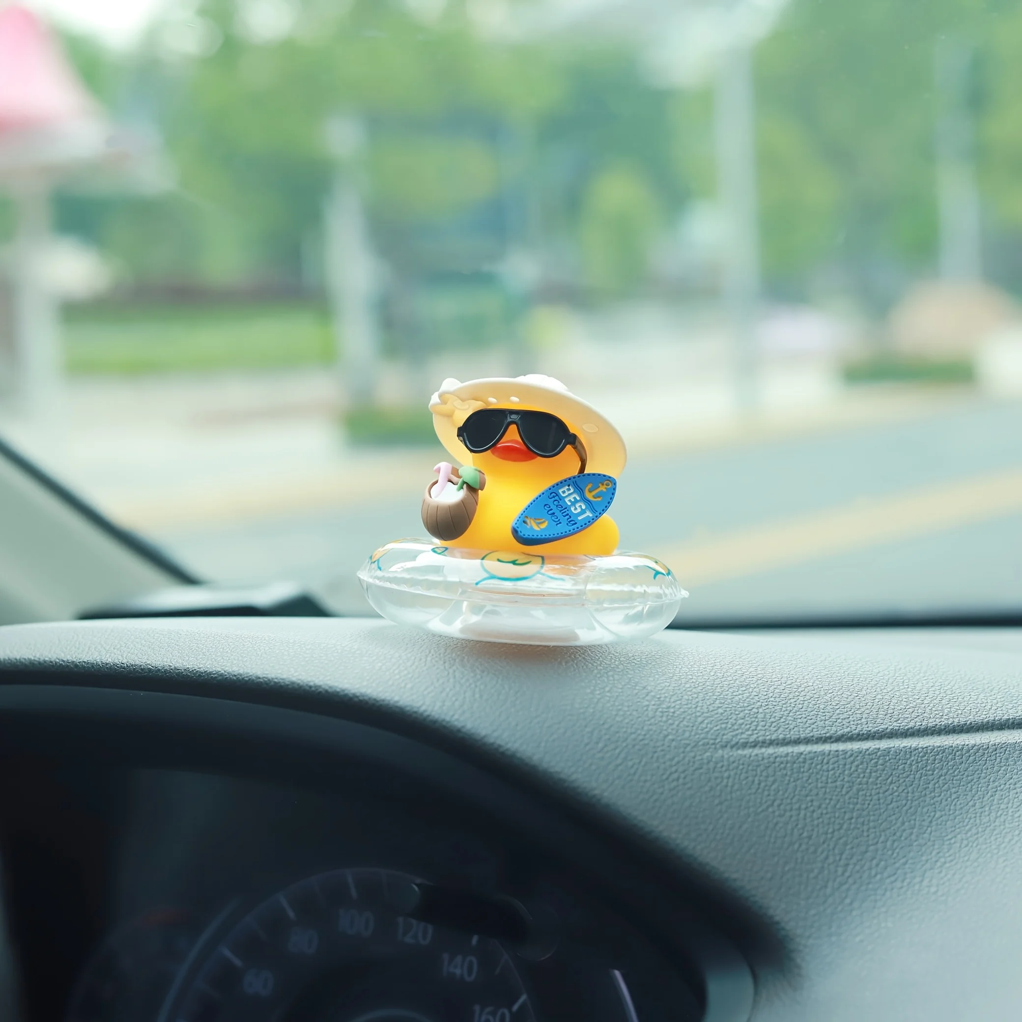 Coole Sommer-Enten-Auto-Armaturenbrett-Dekoration, Gummiente mit Schwimmring & Sonnenbrille, Niedliche Strandthemen-Verzierung für Autoinnenraum-Geschenke – Detail 3