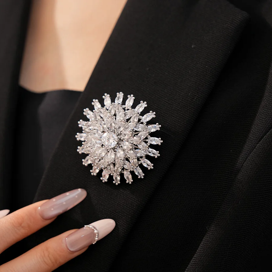 Vintage Zircon Inlaid Round Flower Brooches High Grade Light Luxury Pin Clothing Accessories Exquisite Apparel Decor