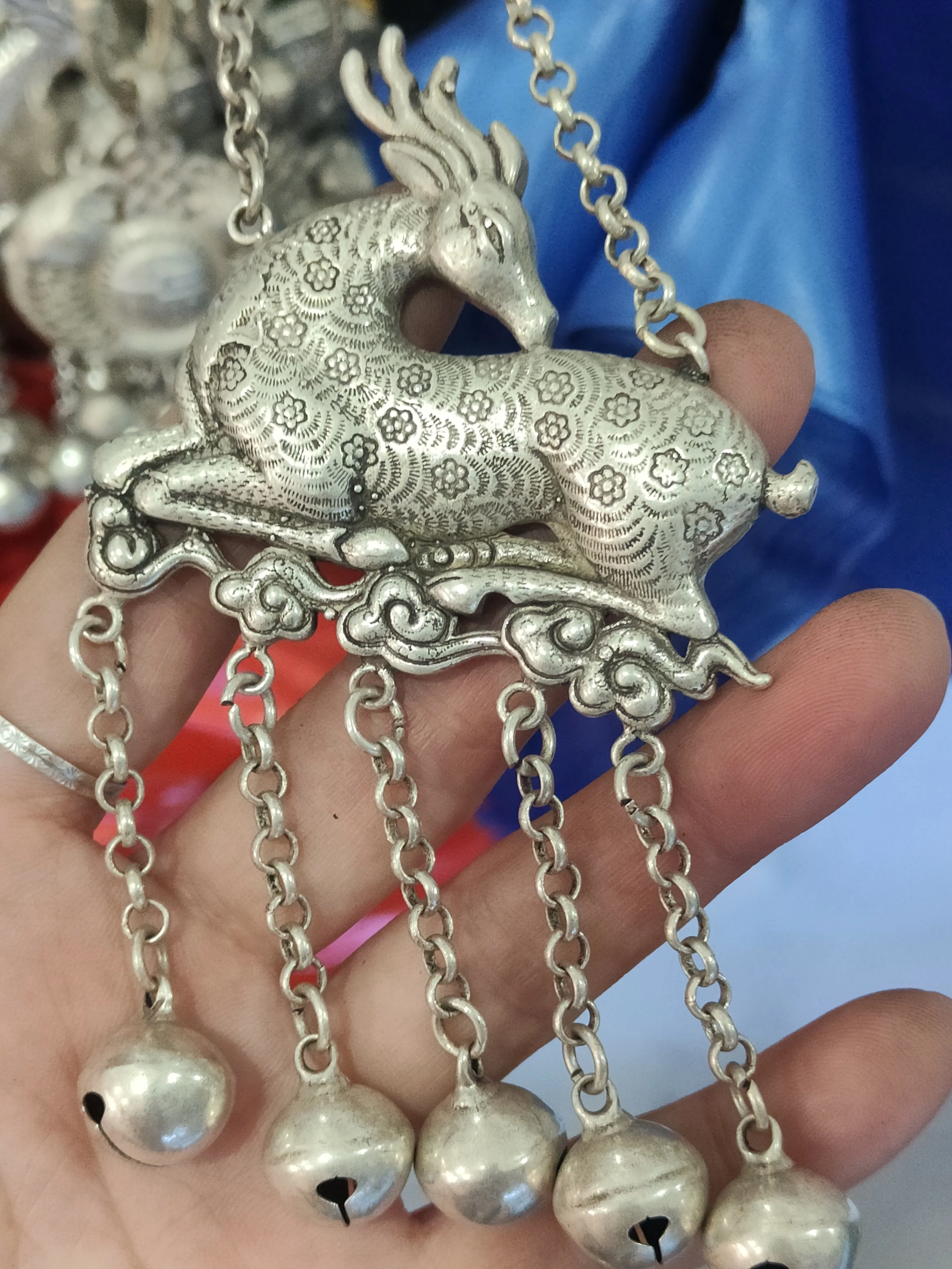 China Tibetan silver Xiangyun Sika deer statue bell lock gift