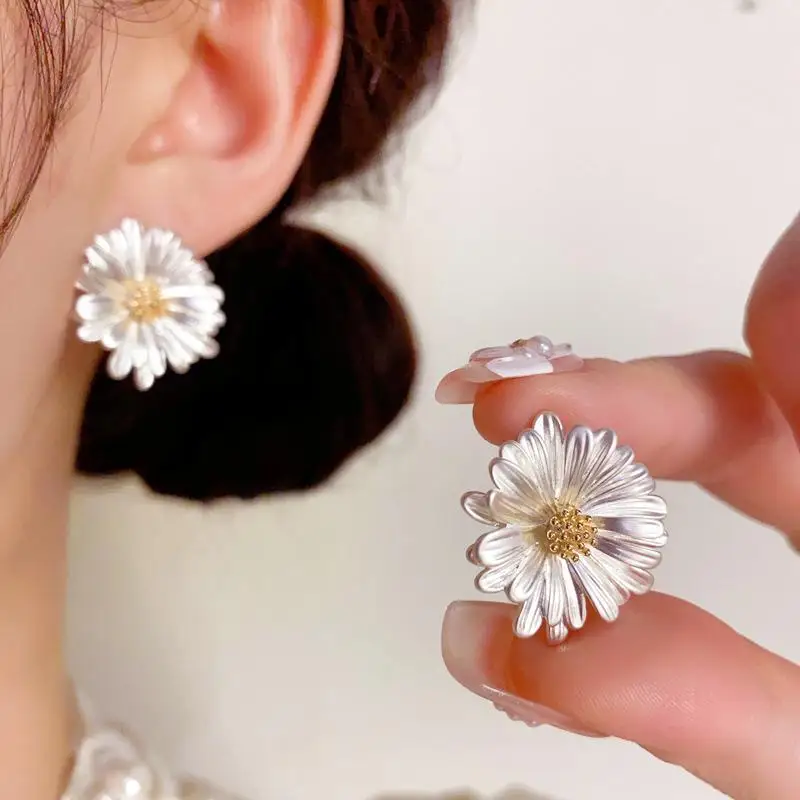 

Fashion Metallic Daisy Flower Earrings 2025 New Simple Temperament All Match Earings