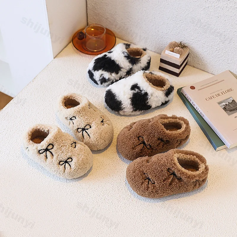 

Теплые плюшевые тапочки для маленьких детей, зима 2025 г., пушистая хлопковая обувь для малышей, детская повседневная обувь на плоской подошве, удобная хлопковая обувь для девочек
