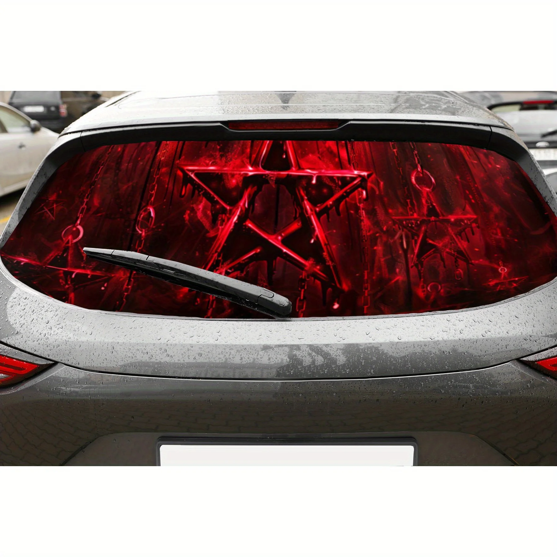 

Захватывающая красная пентаграмма и цепочки, перфорированные автомобильные виниловые обертывания из ПВХ, конструкция улучшения конфиденциальности для заднего окна, заднее лобовое стекло автомобиля