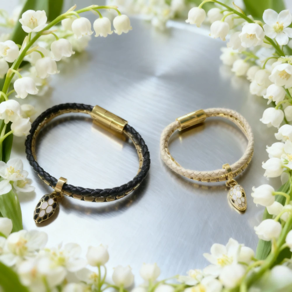 

Модные аксессуары 2025 года. Нишевый плетеный браслет со змеиным узором и модной подвеской в виде змеи.