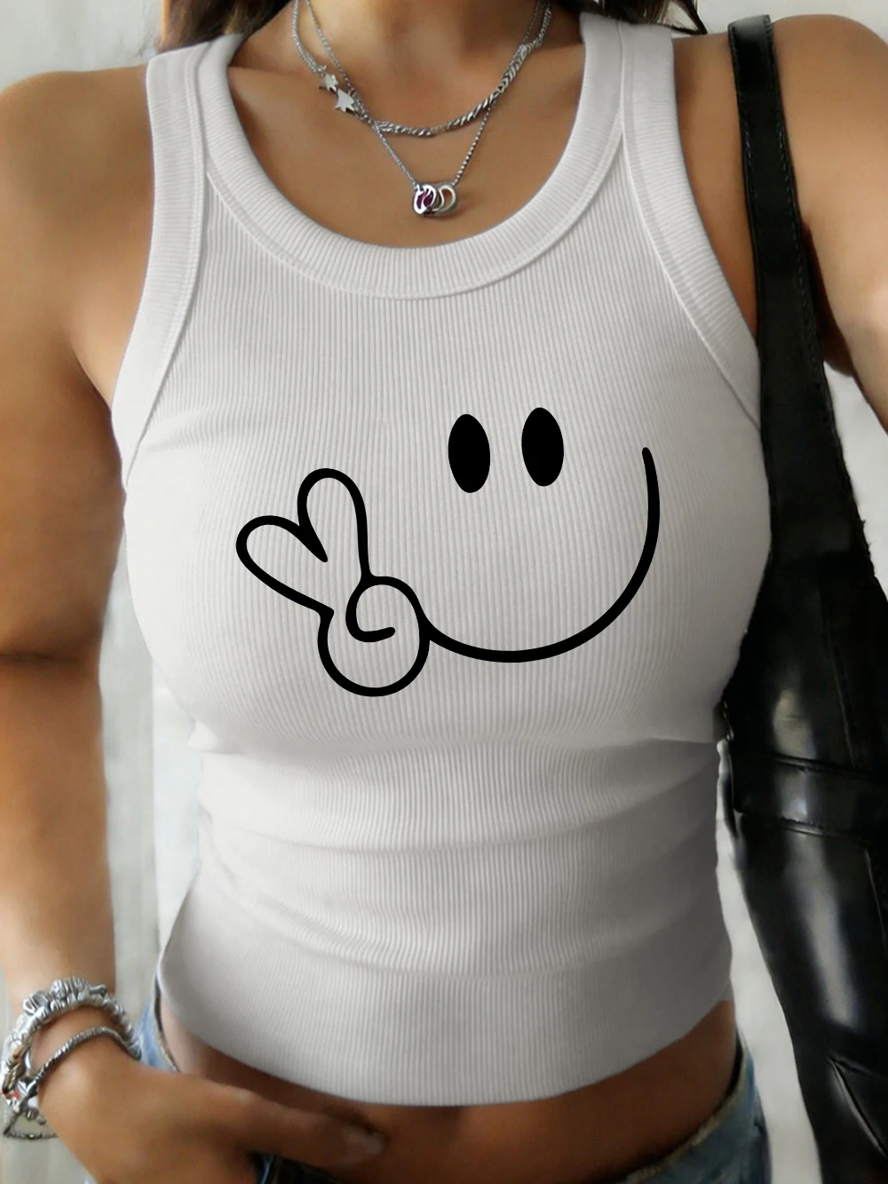 

Женские базовые эластичные майки с принтом «Улыбка с руками-ножницами», летние хлопковые приталенные безрукавки, повседневные мягкие майки с круглым вырезом