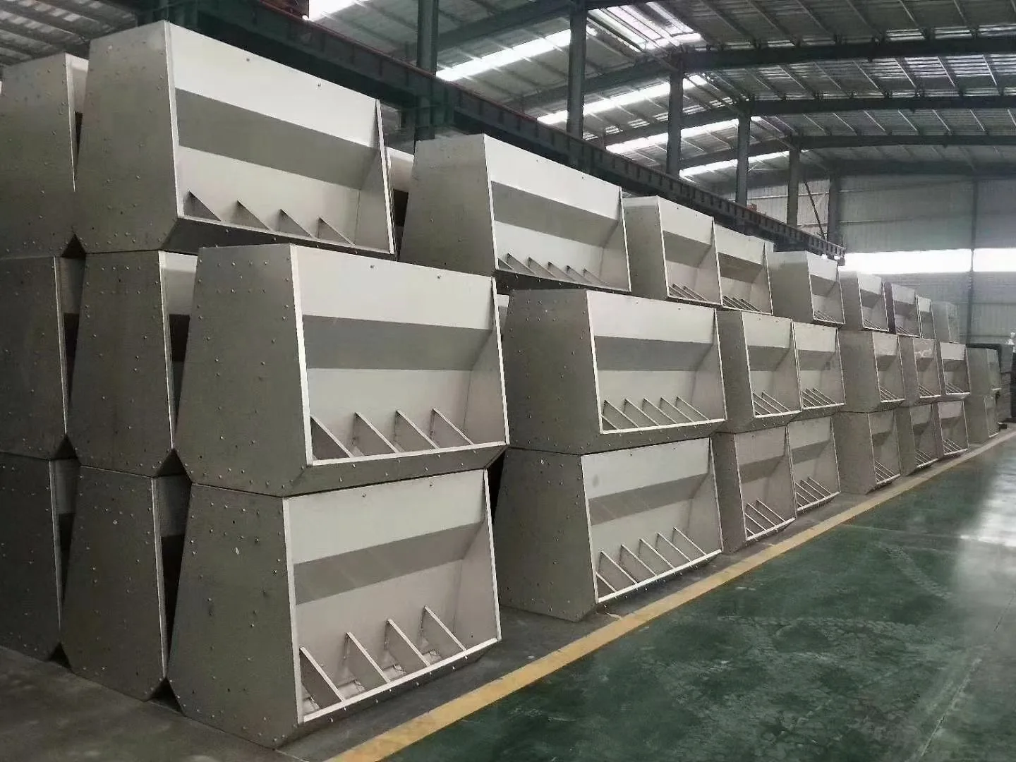 Doppelseitiger automatischer Futtertank für Schweinezucht