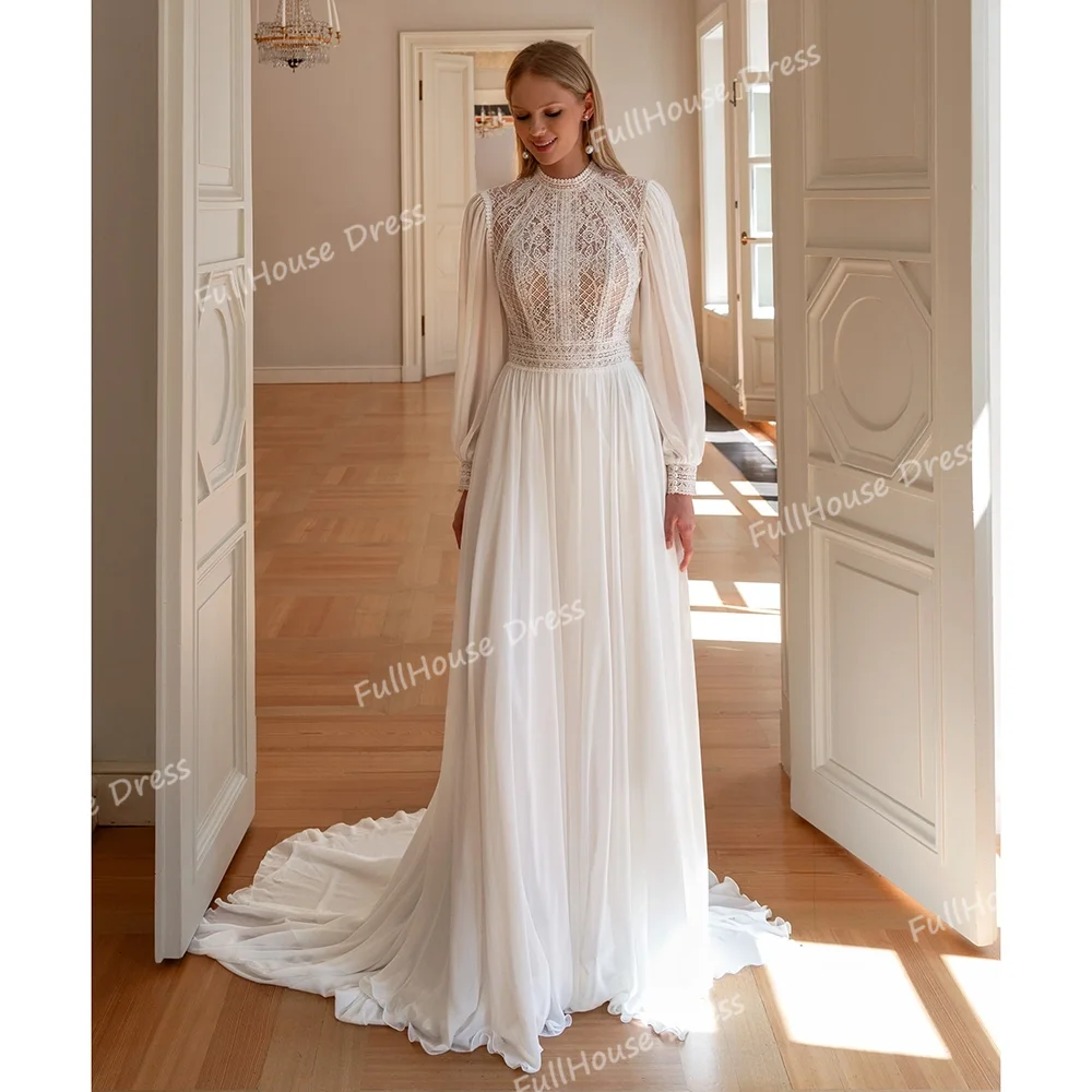 Op maat gemaakte Boheemse A-lijn trouwjurk met O-hals en kant, geplooide vloeiende bruidsjurk met open rug en sweepsleep