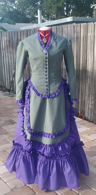 1872 สีเทาและสีม่วงผ้าฝ้ายคึกคักชุดยุคกลาง Victorian Southern Belle Ball Gown ชุดสําหรับสตรี