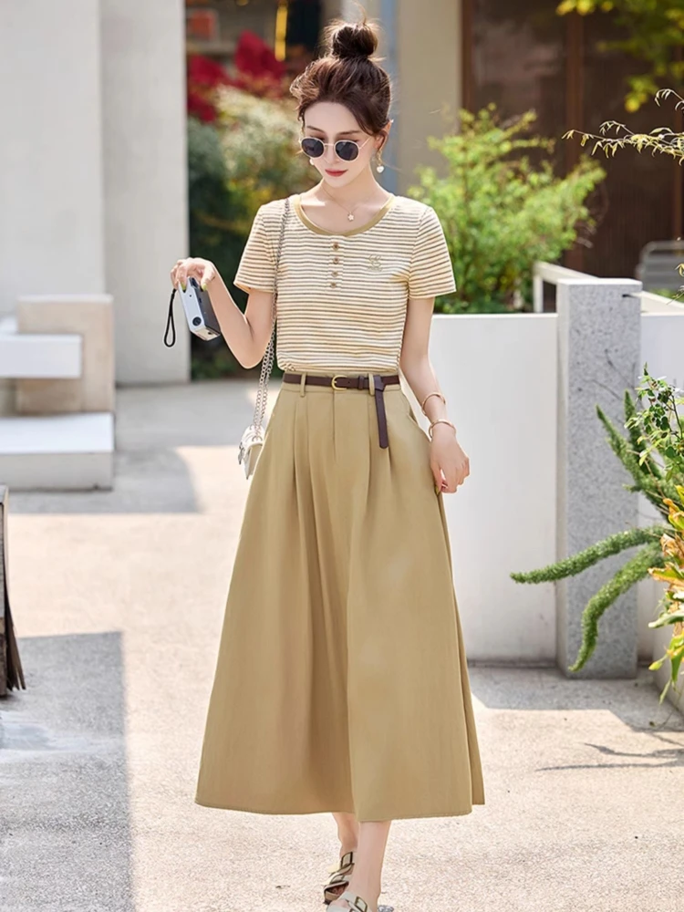 Sommer 2025, modisches, elastisches Design, schlankmachendes, gestricktes Streifen-Top und vielseitiger halber Rock, zweiteiliges Set für den Pendelverkehr für Damen