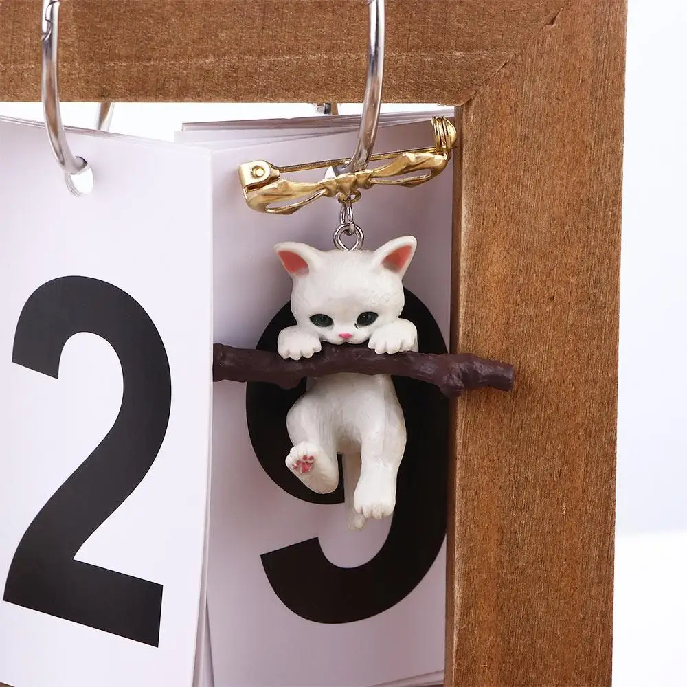 3D Cute Cat Animal Brooch Holding a Branch Cat Hug Tree Brooch Three-dimensional Lapel Pin For Women Girl Clothes Bag Decoration