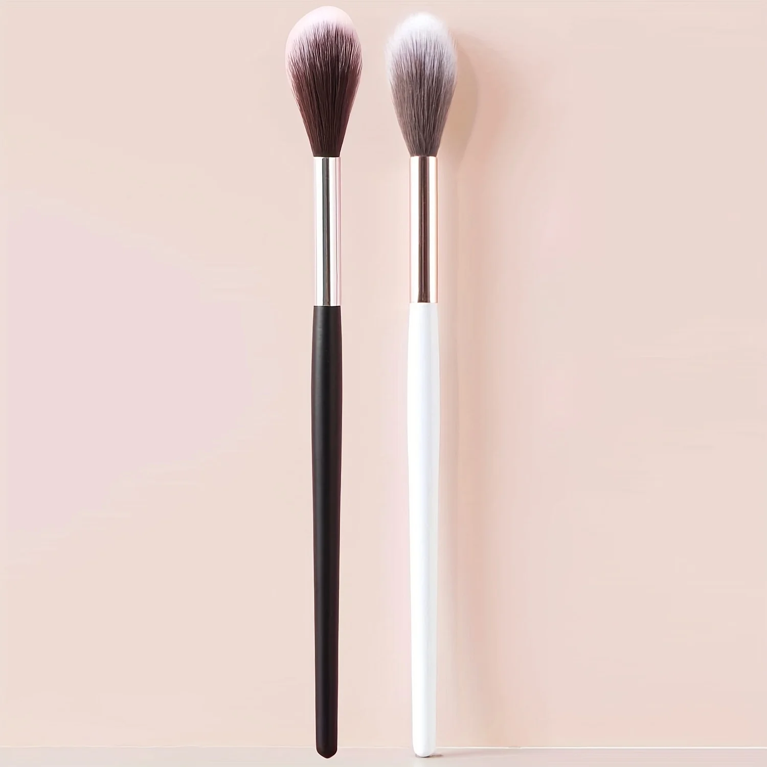 Highlighter Brush, Tapered Face Makeup Brush for Powders and Creams, Vegan and Coated