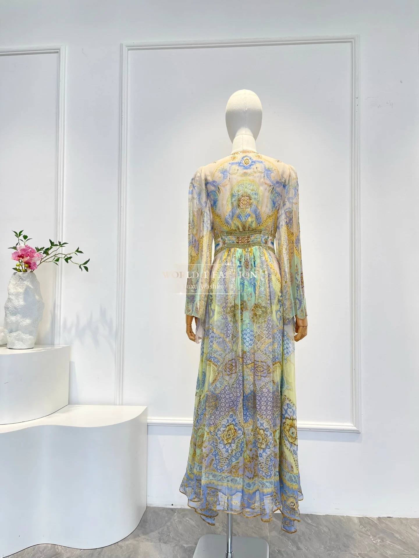 Abito midi con diamanti a maniche lunghe con stampa floreale verde