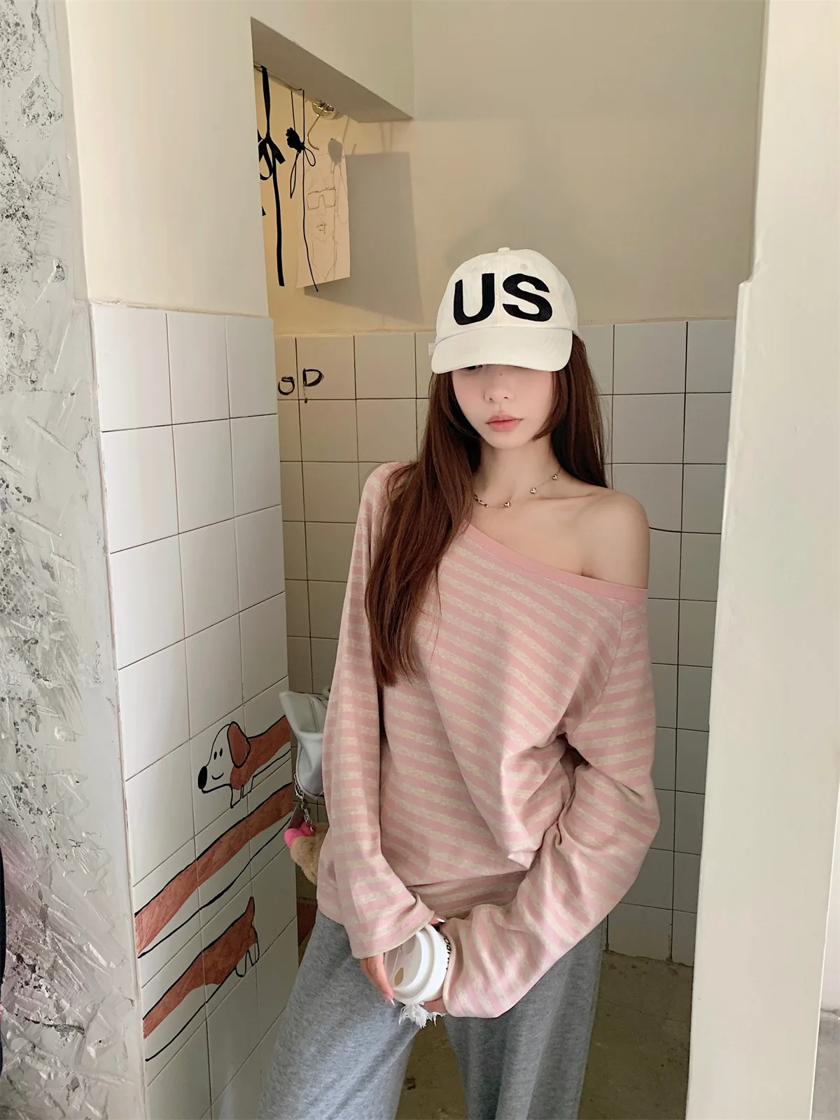 Neues Damen-Herbst-Oberteil: Locker geschnittenes, gestreiftes Off-Shoulder T-Shirt für Studentinnen – Langärmliges Oberteil mit schrägem Schulterdesign für Mädchen und Frauen, lässiges Basic-Shirt – Detail 4