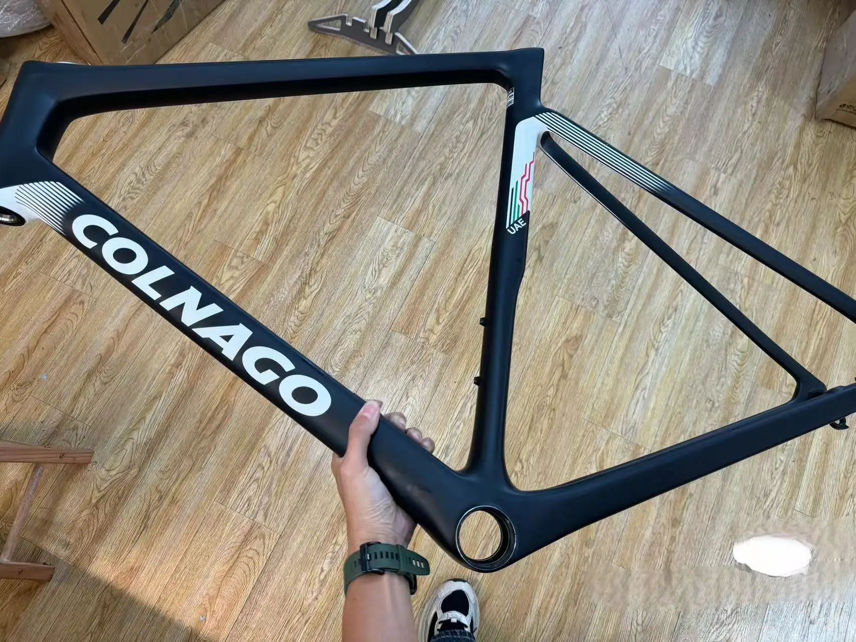 في عام 2025، Colnago V4RS الجديد تمامًا، في وظيفة الطلاء لإصدار فريق الإمارات العربية المتحدة، مع إطار من ألياف الكربون، متوفر بمقاسات 455، 485، 510، 530