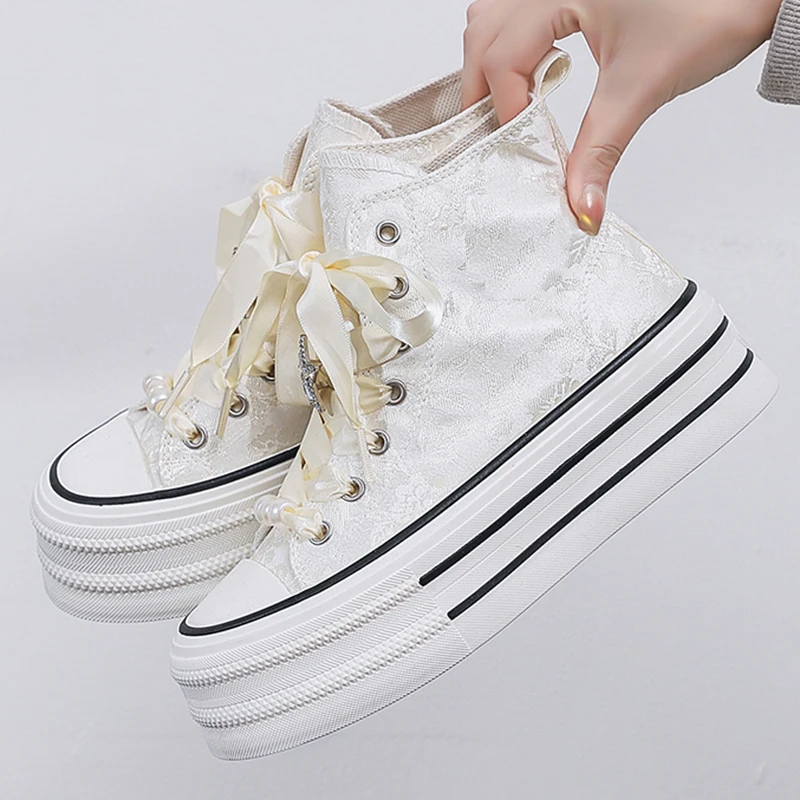 Women Platform Canvas Shoes Embroidery Design Luxry Heel Skateboard Pearl Decoration Lace Up Shoe Casual Trend Outdoor Sneakers