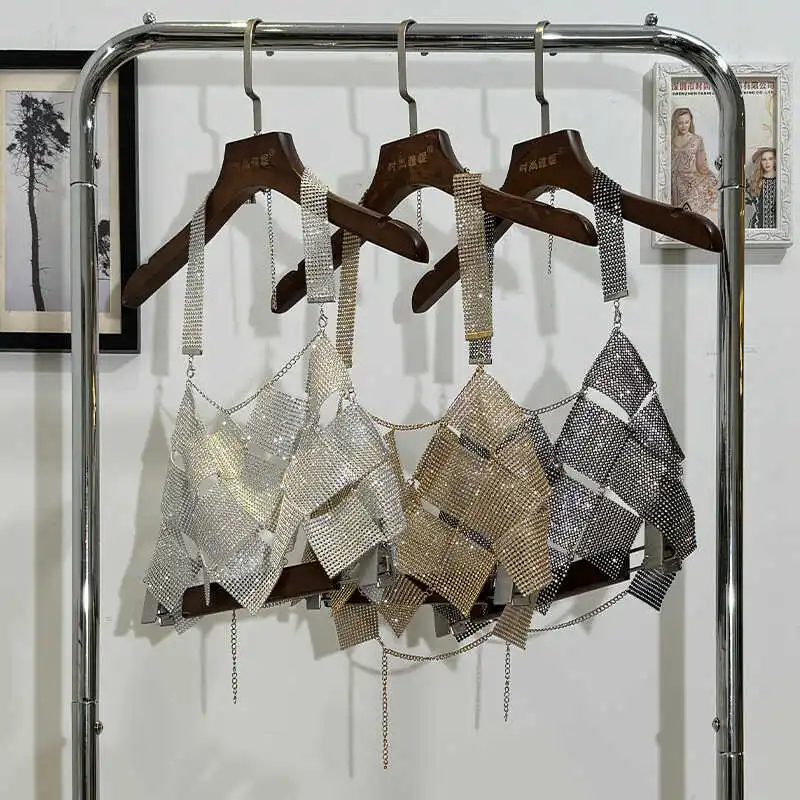 بلوزة نسائية قصيرة أنيقة ومثيرة مرصعة بالألماس بتصميم سلسلة مجوفة وترقيع من الألماس المائي مع حمالات مربعة غير منتظمة