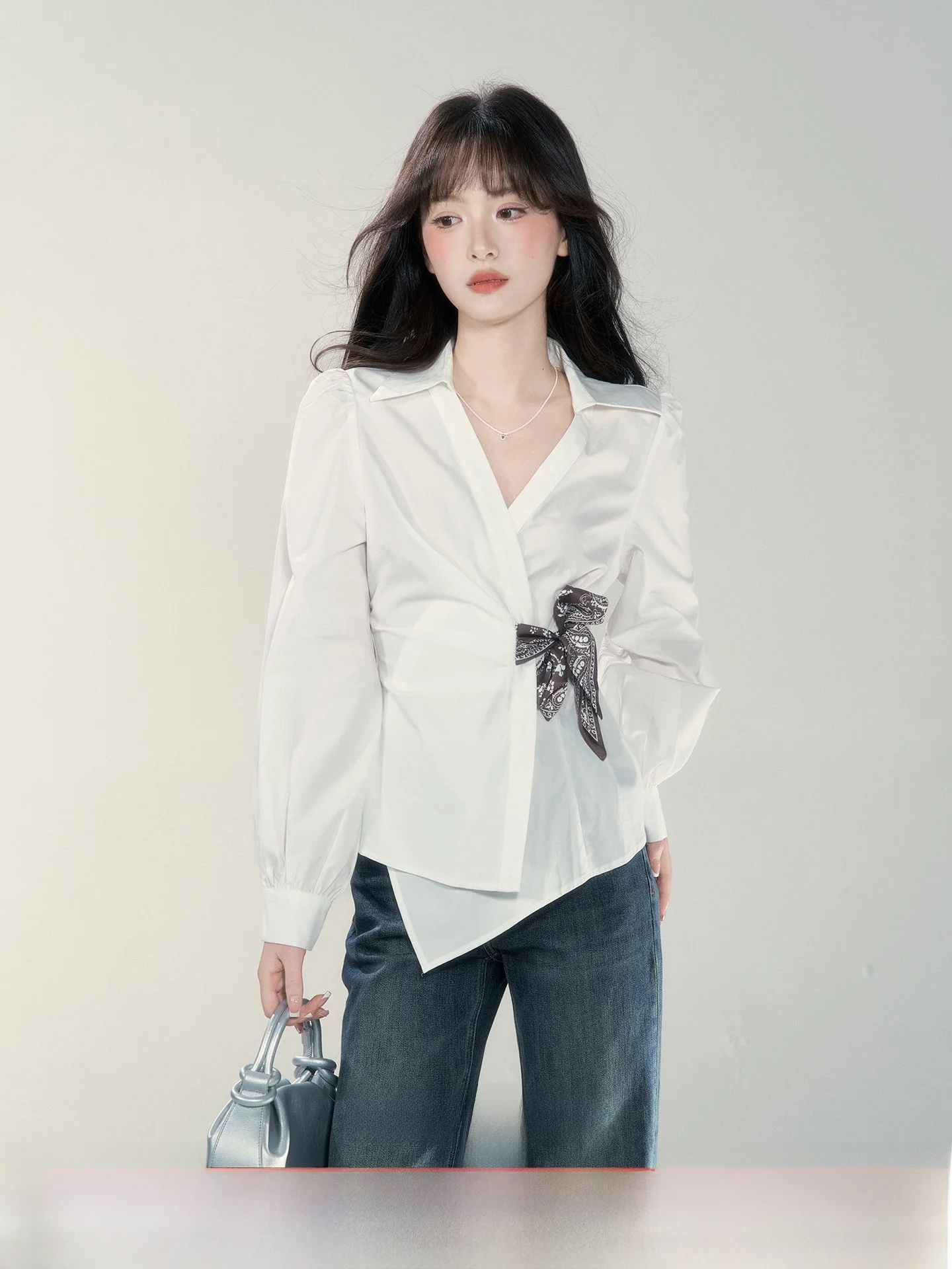 

Белая женская блузка с завышенной талией от One Small Wild Berry French Sle, свободного кроя, с длинными рукавами, дышащая, приятная к телу.