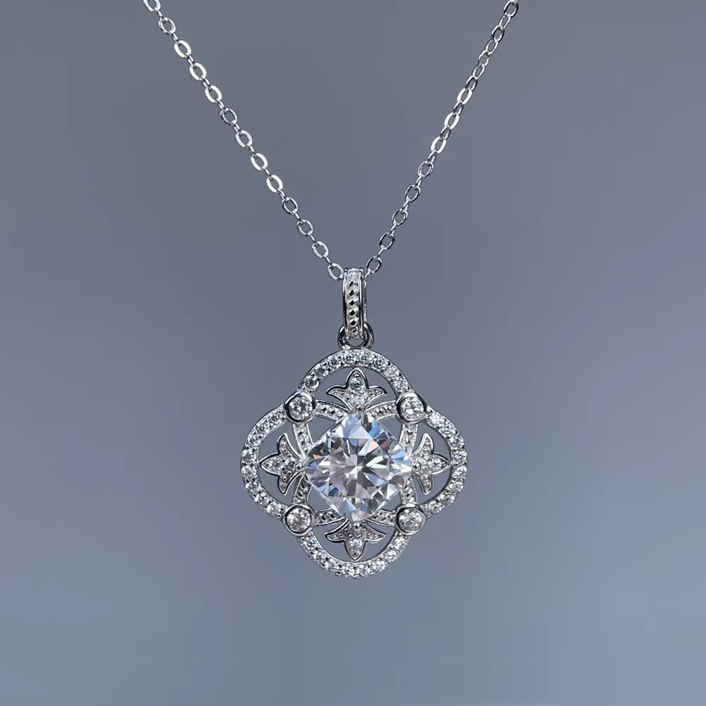 

S925 Rhodium Plated 2.5CT D Color Four-Leaf Clover Moissanite Royal Estate Pendant Necklace for Women