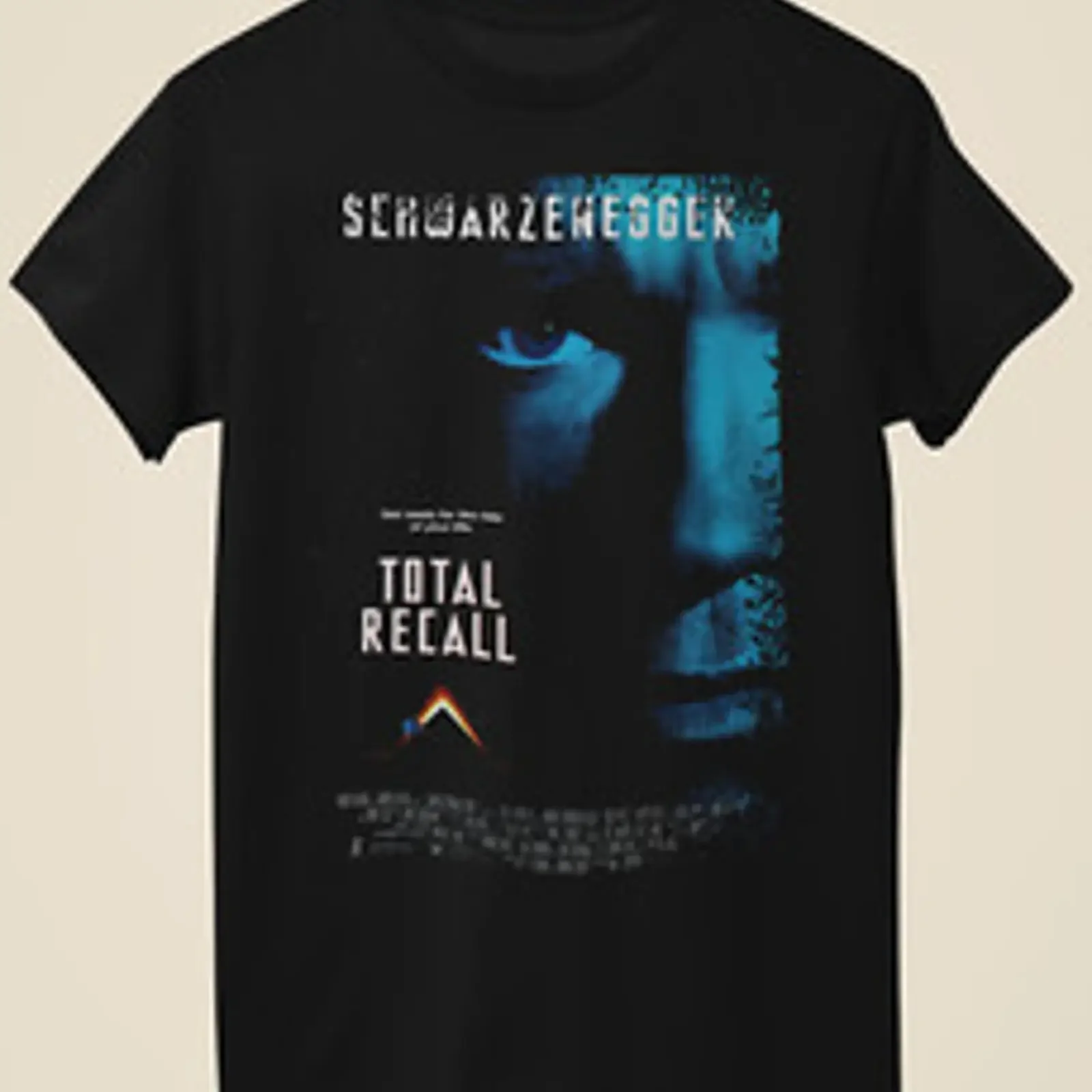 Camiseta negra unisex Total Recall inspirada en un póster de película vintage, estilo streetwear versátil, moda unisex.