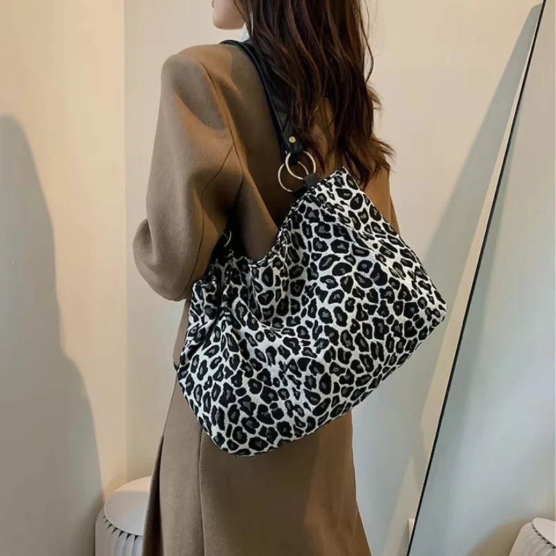 2024 New Large Capacity Leopard Shoulder Bags Women Popular Handbags Fashion Tote Bag Shopping and Travel Bags Canvas Bags