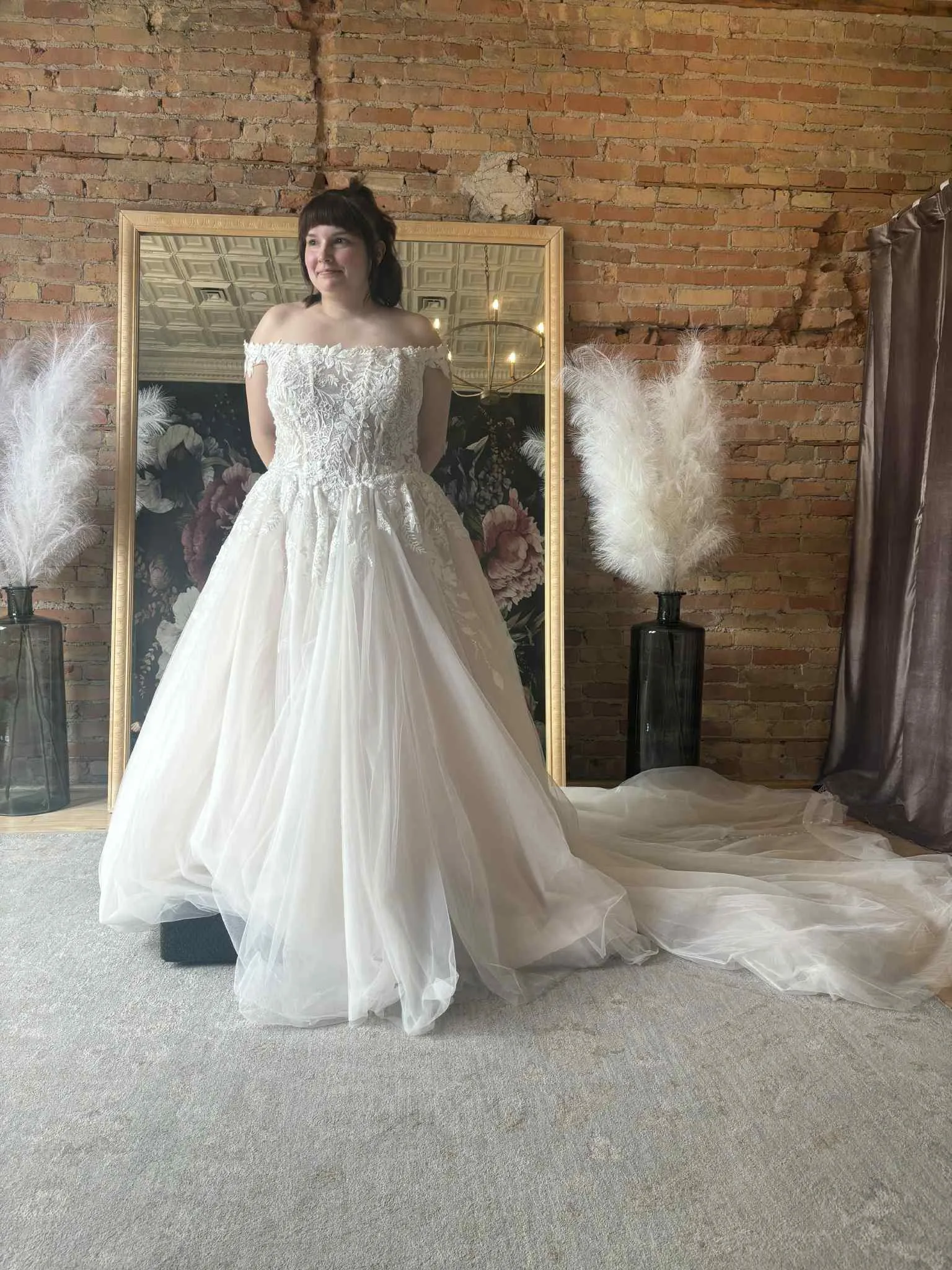 맞춤형 여성 웨딩 드레스 레이스 데칼 롱 스커트 롱테일 백리스 버튼 장식 웨딩드레스