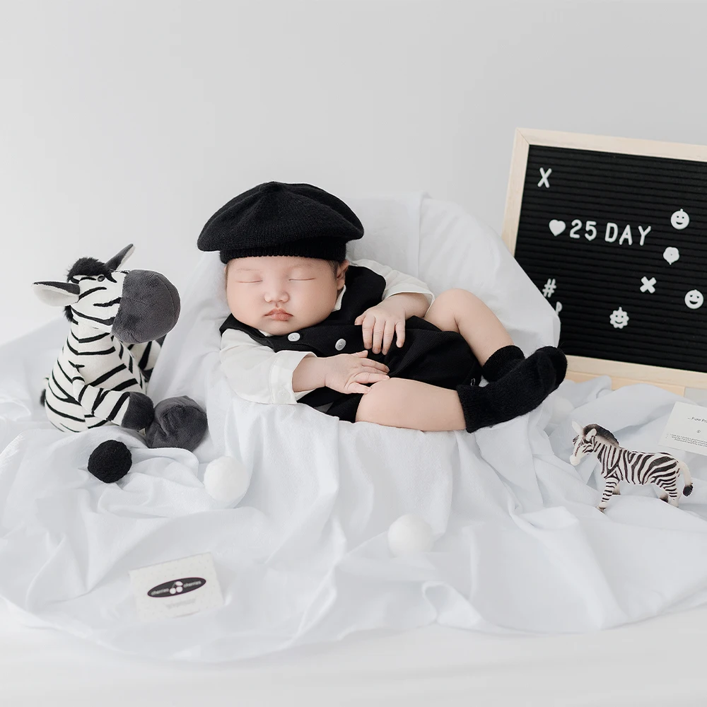 Lovely Newborn Photography Props Baby Costume Knitted Beret+Shirt+Suspenders Jumpsuit+Socks Set Balloon Zebra Dolls Photo Props