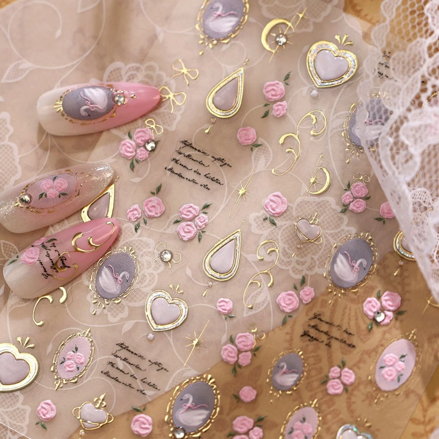 5D Französische Vintage Nagelaufkleber Königlicher Schwan Rahmen Rosa Rose Wassertropfen Edelstein Mond Stern Gold Prägung Selbstklebende Nagelkunst-Sticker