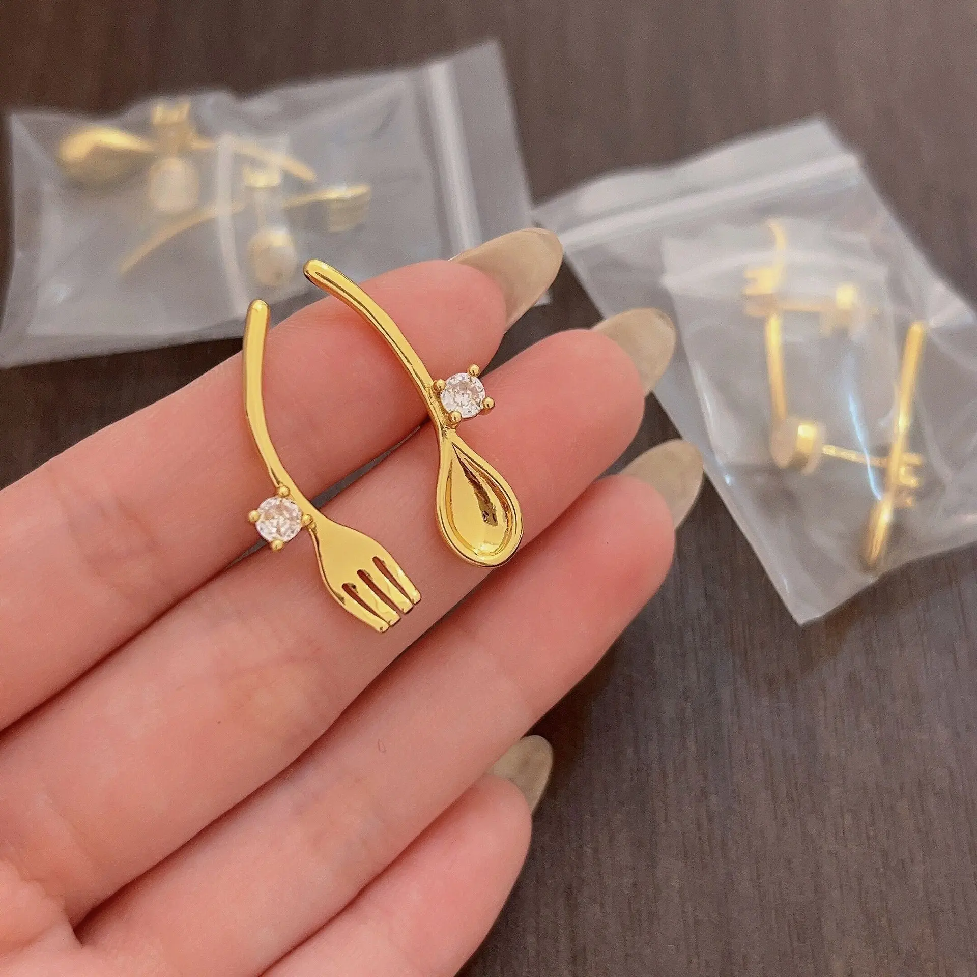 

Creative Cute Asymmetric Tableware Stud Earrings Inaly Zircon Ladle Fork Earrings for Women Fashion Ear Jewelry Accessories Gift