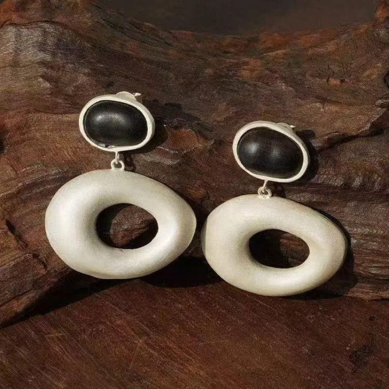 

Niche Designer Hand-frosted Texture Ebony Earrings Fashion Style High-end Stud Earrings Women's Earrings