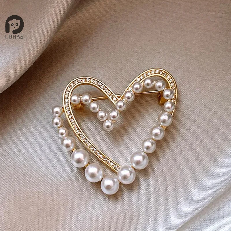 1 قطعة القلب الأبيض اللؤلؤ بروش دبابيس الملابس العصرية فستان تي شيرت القلب وشاح دبابيس كريستال وشاح حريري مشبك بروش