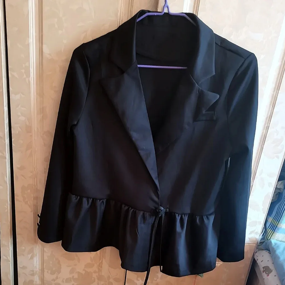 Jaket wanita Ruffles hitam musim semi musim gugur mode baru pakaian luar wanita kasual berlekuk pakaian luar wanita elegan tidak teratur