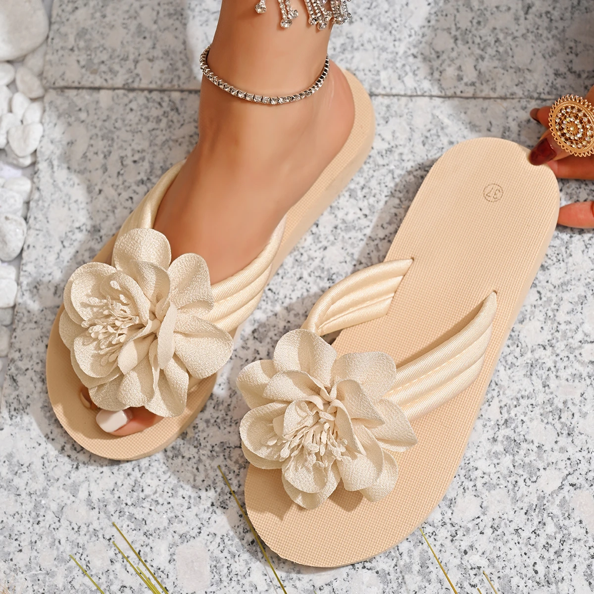 2025, modische Blumen-Dekor-Flip-Flops für Damen, Sommer, Strand, rutschfeste Plateau-Hausschuhe, Damen-EVA-Sohle, leichte flache Sandalen, 36–43