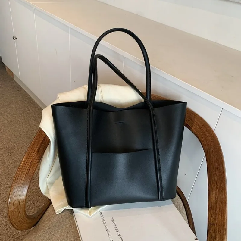 

Изысканная дизайнерская сумка для подгузников для женщин: роскошная кожаная сумка-тоут, элегантная сумка через плечо, простая и стильная.