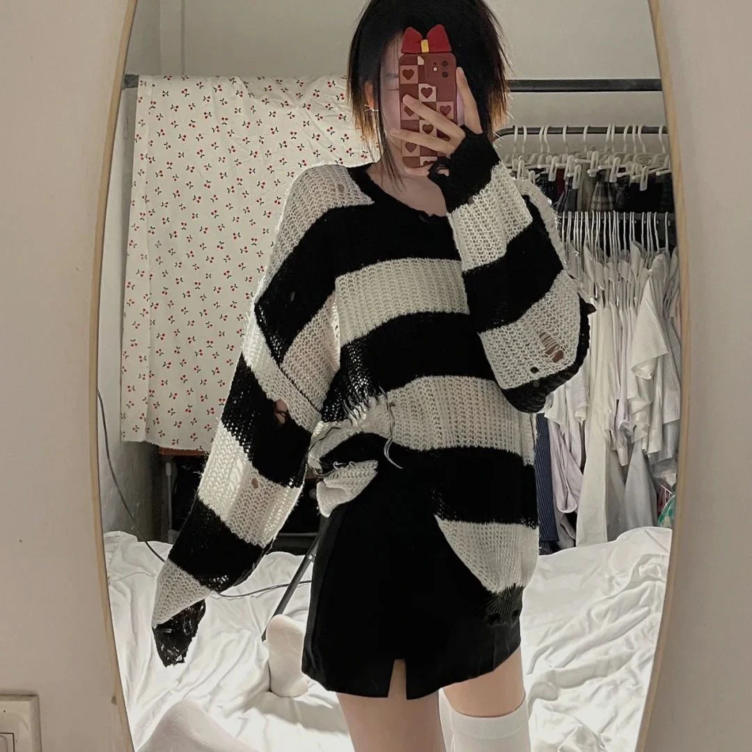 Zwart Wit Gestreepte Gothic Lolita Truien Vrouwen Gescheurde Gaten Losse Gebreide Y2k Hollow Out Gebroken Emo Punk JK Meisje Streetwear