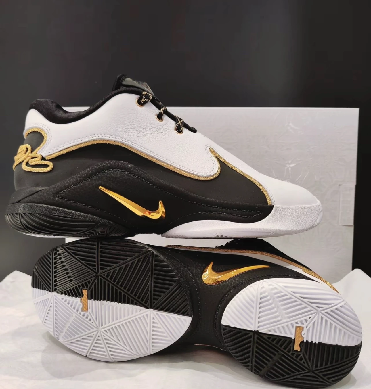 

Nike Comfortable Versatile Anti Slip Durable Low Cut Basketball Shoes for Men in Black and White