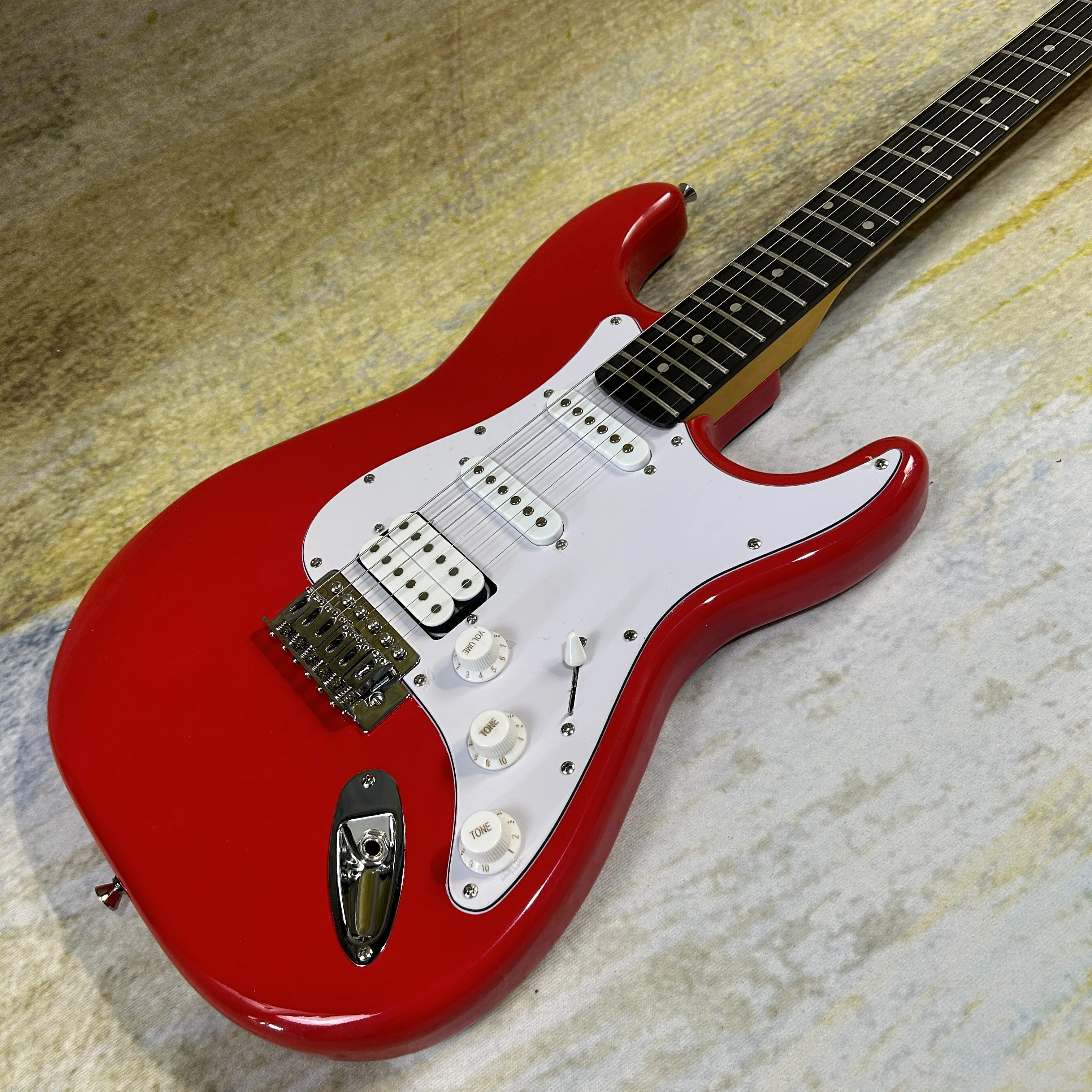 

Электрогитары Red ST — корпус из красного дерева — гриф из палисандра