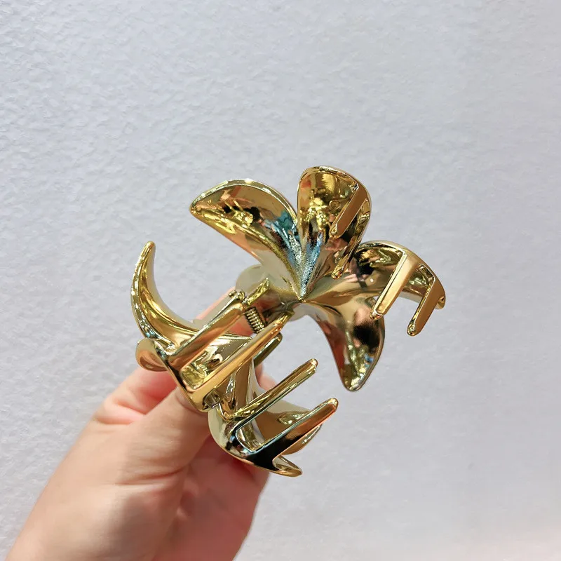 여성을위한 간단한 금색과 은색 Plumeria 헤어 클립 우아한 기질 반짝 이는 상어 클립 유행 소녀 포니 테일 헤어 클램프