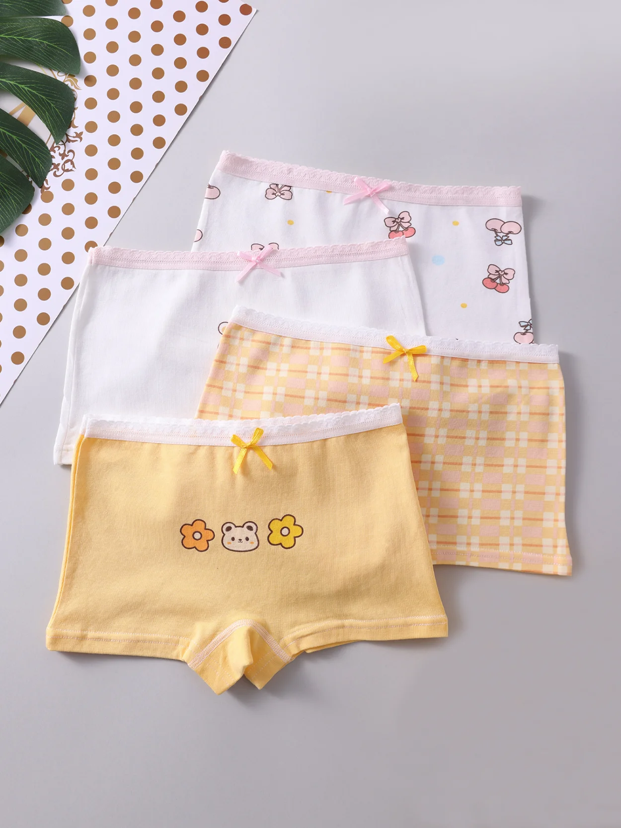 

4pcs Full of childlike fun! Comfortable, breathable and skin - friendly boxer briefs for girls with bear and flower patterns