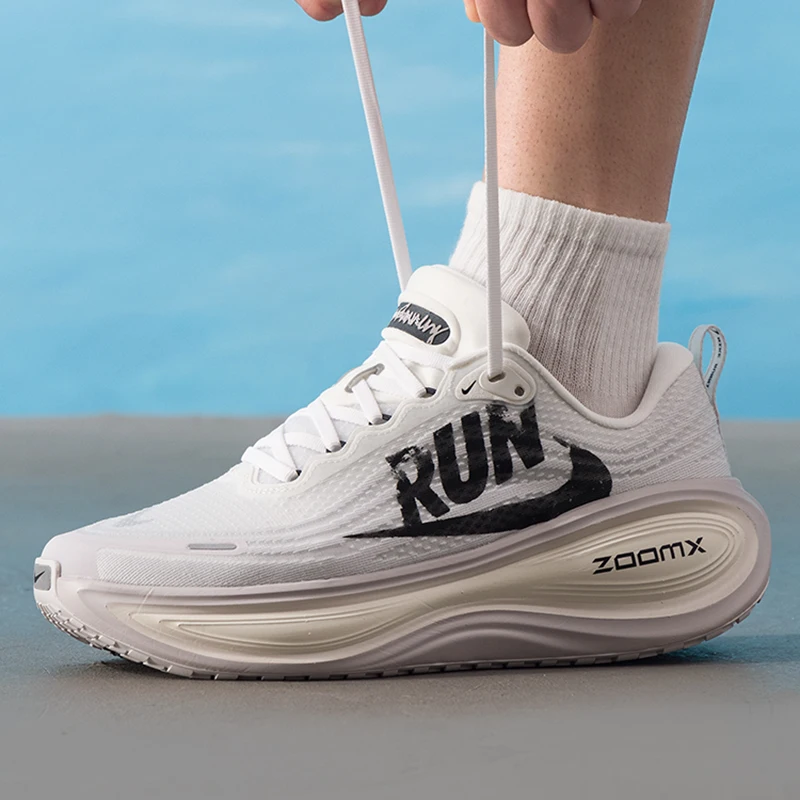 

Мужская спортивная обувь Nike (Nike) Vomero Plus Run с амортизацией и отскоком, кроссовки для бега на большие расстояния, дорожные тренировочные кроссовки Ih2268-100