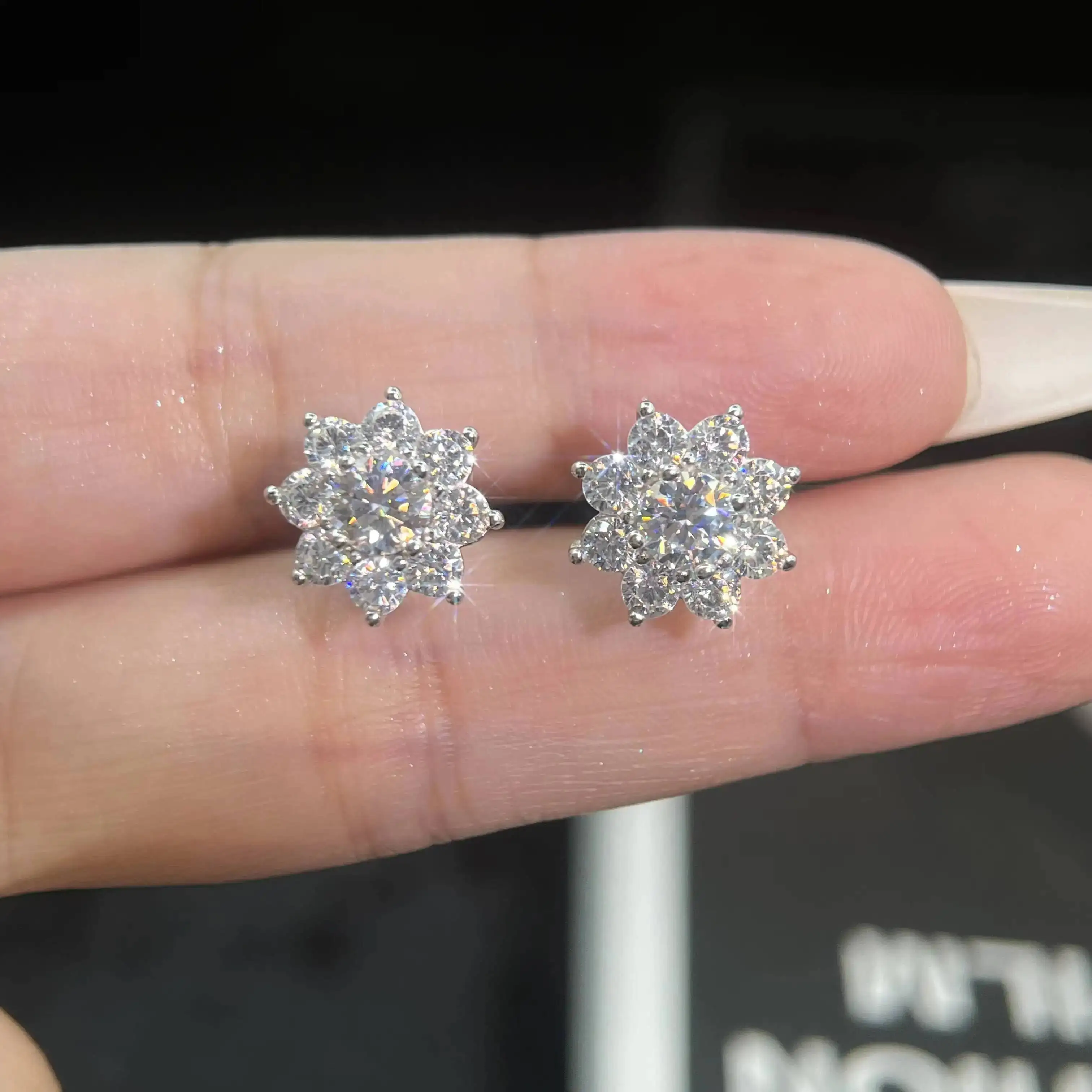 

Manufacturer Sun Flower 14k White Gold Plated S925 Sterling Silver Round Cut Vvs 0.5ct Moissanite Diamond Earrings for Women