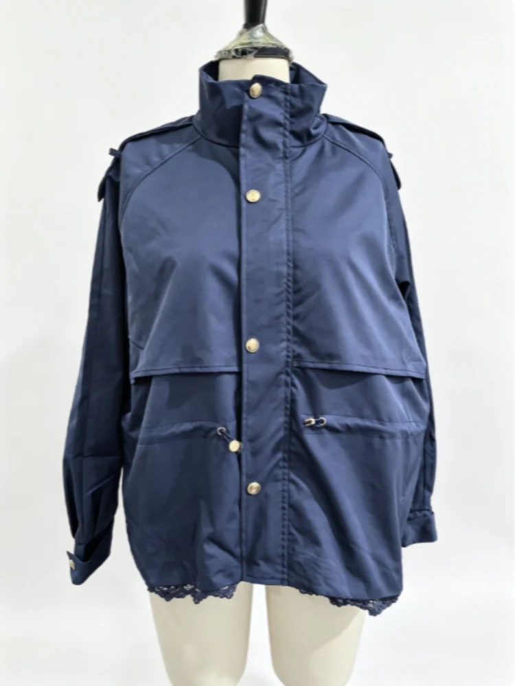 Elegante Jacke mit Spitzenbesatz am Rücken, Stehkragen, Kordelzug in der Taille, gerafften Puffärmeln, Herbst-Outfit für Damen. – Detail 5