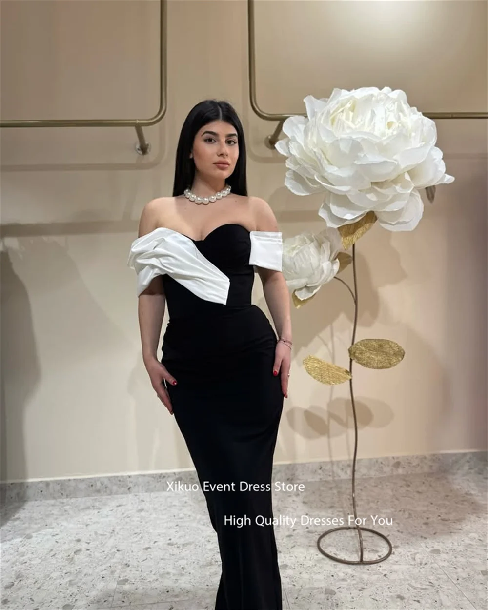 Xikuo Schulterfreies asymmetrisches Abendkleid Meerjungfrau Moderne Promi-Kleider, figurbetont, gerüscht, Abiti Da Cerimonia Donna Maßgeschneidert