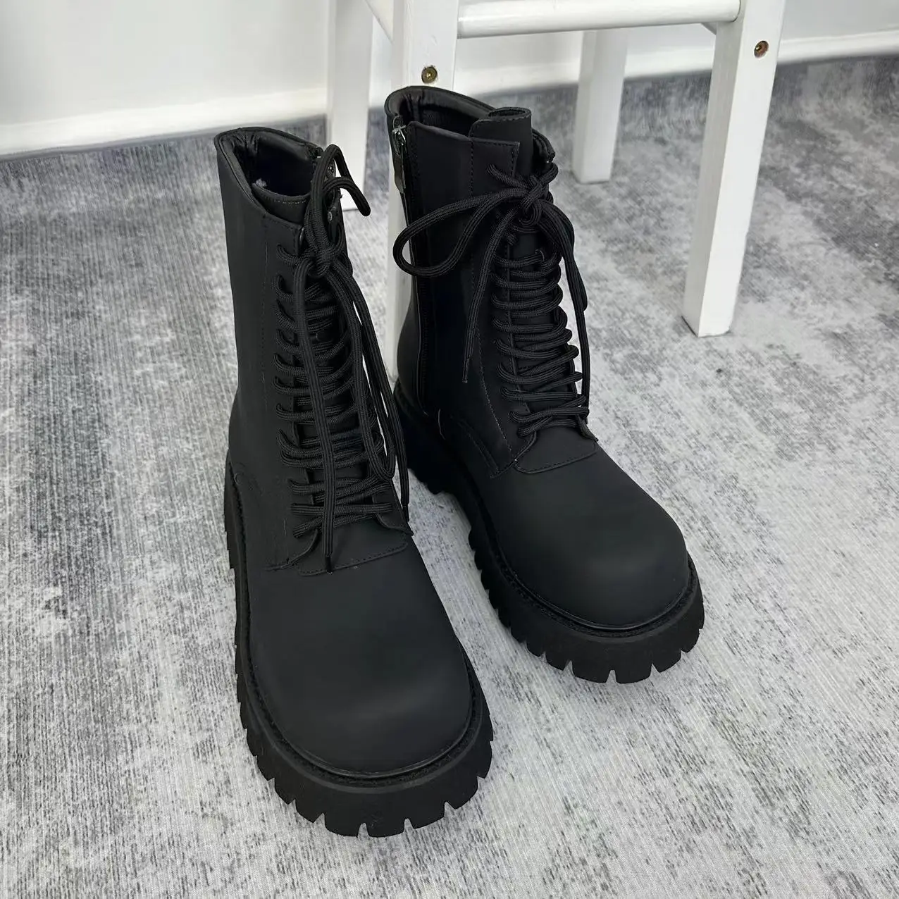 

Новые черные мужские и женские короткие сапоги в одном стиле с большой головкой и толстой подошвой