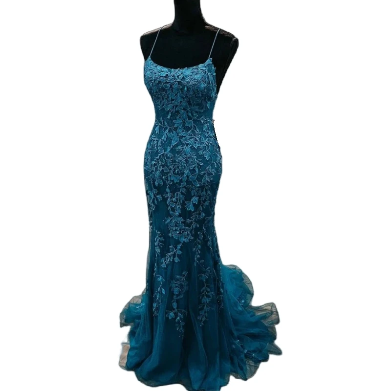 Gaun Prom Panjang Renda Teal Gelap Putri Duyung Punggung Terbuka Gaun Malam Formal Panjang Tali Spaghetti Applique Disesuaikan