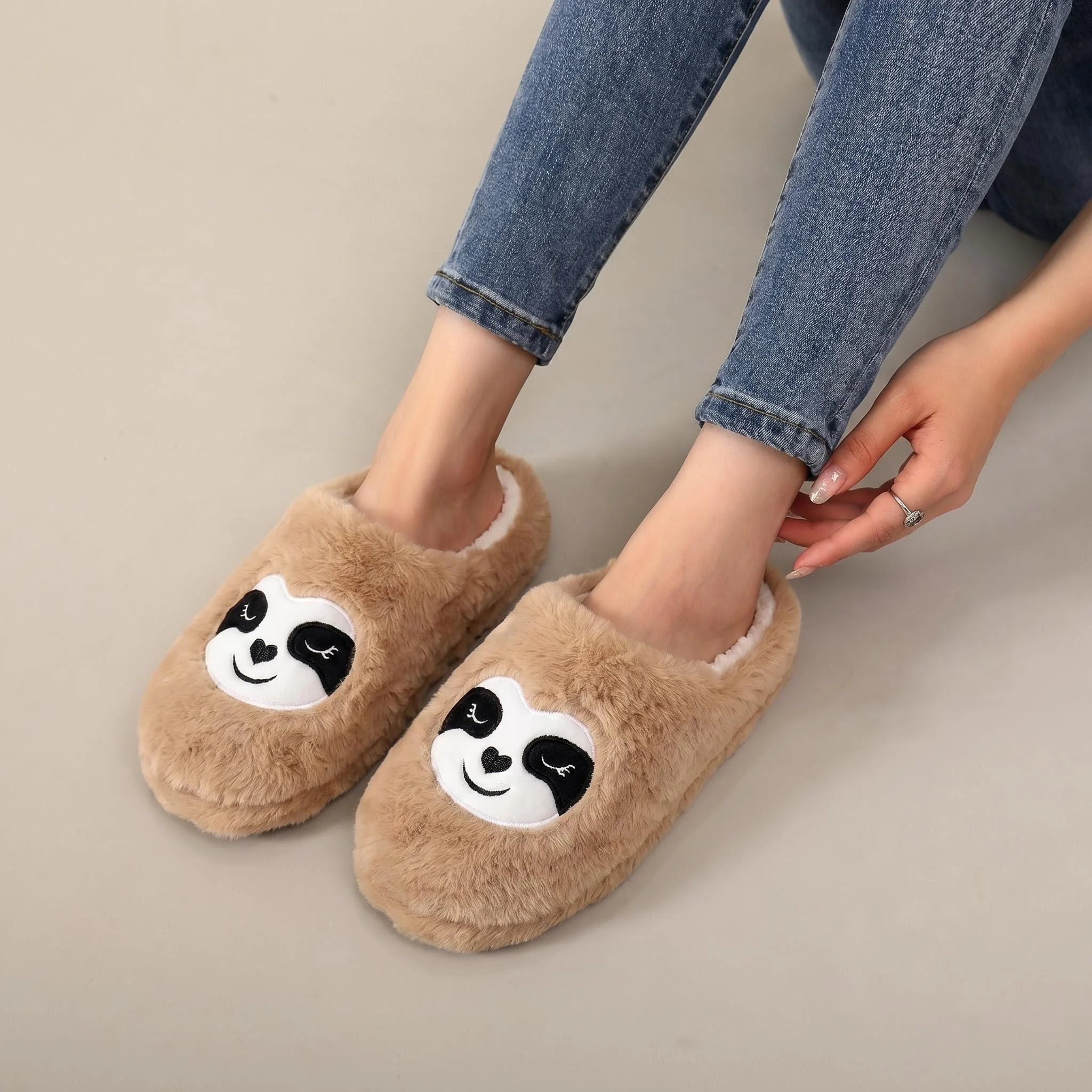 A Pair of Khaki Cute Cartoon Sloth Plush Slippers for Men and Women, Comfortable Furry Home Slippers with Soft Soles, Cute Animal Appearance, Warm and Non-Slip Indoor Slippers, Lightweight, Silent, and Comfortable Shoes Suitable for Women, the First Choice for Holiday Gifts