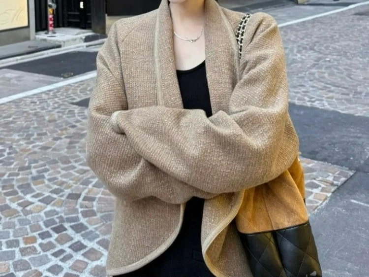 سترة نسائية كاكي ملونة 2025 خريف جديد الراقية موضة عصرية مواد عالية الجودة تصميم أنيق لملابس غير رسمية