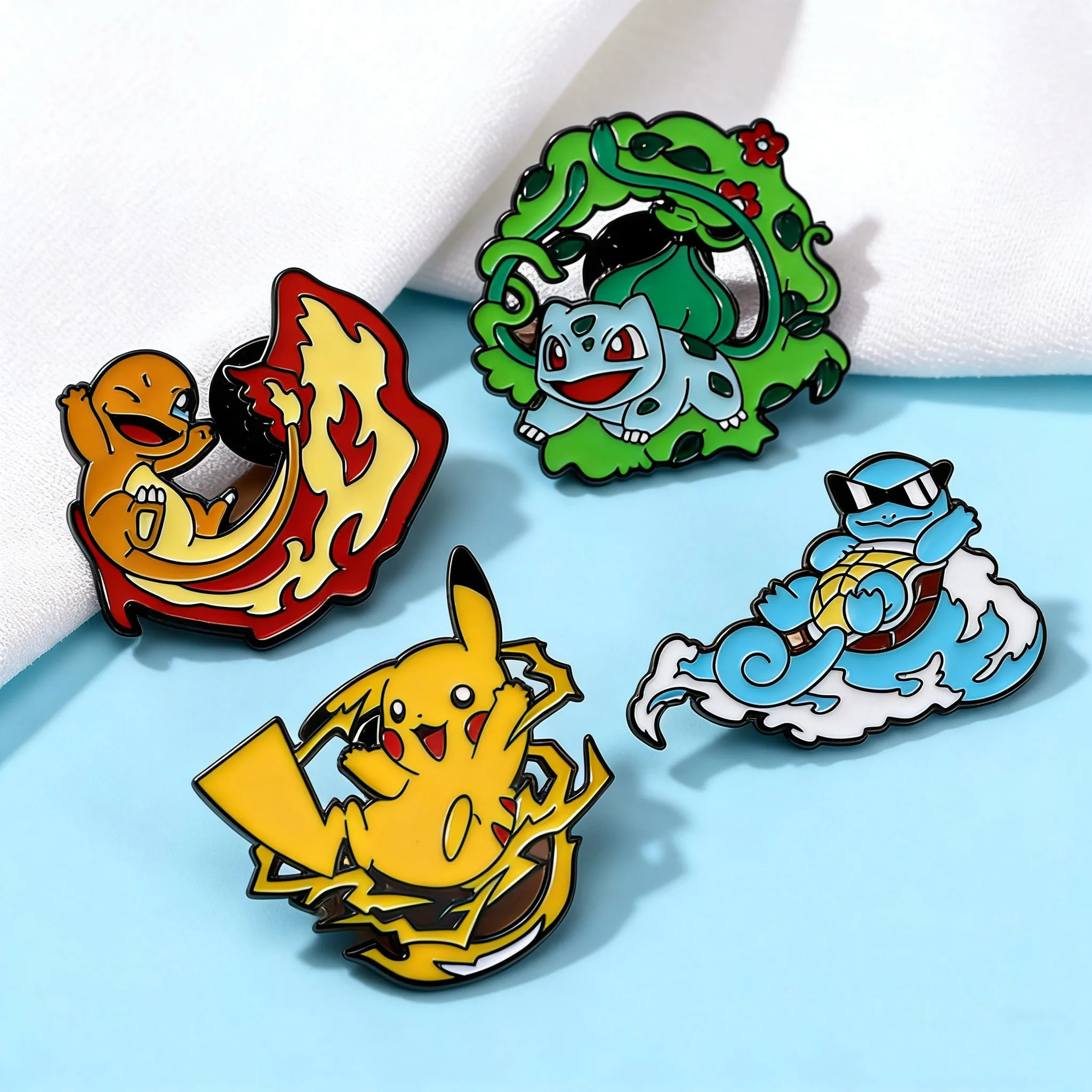 4 Stück Kawaii Anime Pokemon Monster Emaille-Pins Bulbasaur Squirtle Charmander Pikachu Reversbrosche Abzeichen für Sammler und Fans